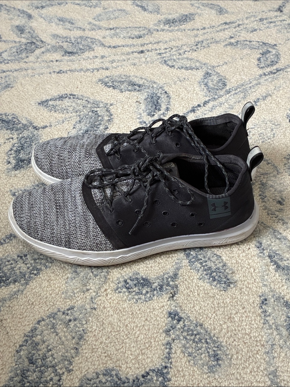 Under Armour Women’s Grey & Black Lightweight Knit Sneakers —- Size 8